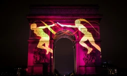 Des images autour de la candidature de Paris pour les JO-2024 sont projetées sur l'Arc de Triomphe, lors du réveillon du Nouvel an, le 31 décembre 2016
