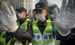 La police chinoise empêche les journalistes de s'approcher du tribunal de Shanghai où est jugée la journaliste citoyenne Zhang Zhang, le 28 décembre 2020