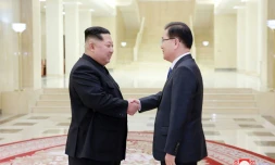Photo fournie le 6 mars 2018 par l'agence nord-coréenne Kcna du leader nord-coréen Kim Jong-Un (g) et du conseiller du président sud-coréen Chung Eui-yong (d), lors d'une rencontre le 5 mars 2018 à Pyongyang 