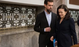 Le fondateur de Twitter Jack Dorsey et la numéro deux de Facebook Sheryl Sandberg arrivent au Congrès américain pour témoigner devant une commission sénatoriale sur l'ingérence présumée de la Russie lors de la présidentielle de 2016, le 5 septembre 2018 à Washington