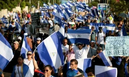 Des participants à une marche commémorant le début des manifestations contre le gouvernement nicaraguayen, il y a un mois, le 18 mai 2018 à Managua