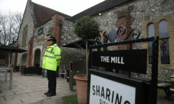 Un policier devant le Mill Pub à Salisbury, dans le sud de l'Angleterre, le 11 mars 2018