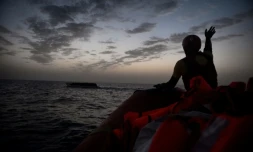 Opération de secours de migrants dérivant sur un canot pneumatique au large de la Libye, le 4 octobre 2016