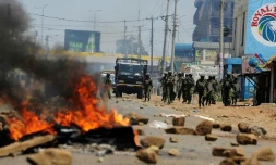 Des barricades brûlent à Kisumu, au Kenya, le 9 août 2017