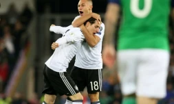 L'Allemand Joshua Kimmich (d) congratule son compatriote Sebastian Rudy après son but face à l'Irlande du Nord en qualif pour le Mondial-2018, le 5 octobre 2018 à Belfast