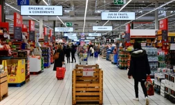 Dans les rayonnages des grandes surfaces de France, des bénévoles de l'association de consommateurs Familles Rurales relèvent méthodiquement les prix des produits et l'inflation de nombre d'entre eux est sensible