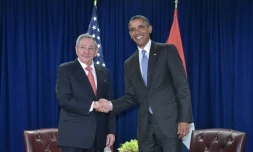 Le président des Etats-Unis Barack Obama et son homologue cubain Raul Castro se serrent la main lors d'une rencontre bilatérale en marge de l'assemblée générale des Nations Unies, à New York, le 29 septembre 2015
