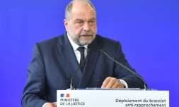 Le ministre de la Justice Eric Dupond-Moretti présente le bracelet anti-rapprochement, au tribunal de Pontoise, prÚs de Paris, le 24 septembre 2020