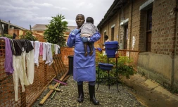Marie Bakikula, une nourrice dans une pouponniĂšre soutenue par l'Unicef, Ă Mongbwalu, dans le nord-est de la RDC, le 10 octobre 2026