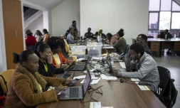 Des employés de l'United Democratic Alliance (UDA) recomptent et vérifient les votes à partir du site de la commission électorale indépendante (IEBC), le 11 août 2022à Nairobi, au Kenya