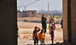 Des civils syriens déplacés, le 27 novembre 2016 dans un camp du quartier de Jibreen, en zone gouvernementale, à Alep 