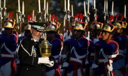 Le policier portugais Antonio Leitao da Silva (g) porte l'urne où se trouve le coeur embaumé de Pierre Ier, premier empereur du Brésil, à Brasilia, le 23 août 2022