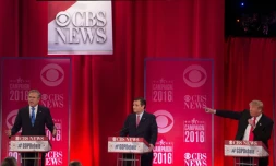 Donald Trump (D) attaque ses rivaux républicains Ted Cruz (C) et Jeb Bush (G) au cours d'un débat télévisé le 13 février 2016 à Greenville (Caroline du Sud)