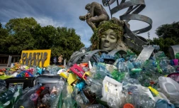 "Le fardeau du Penseur", une œuvre éphémère et évolutive, est installée devant le siège genevois des Nations unies pendant la durée des négociations sur la pollution plastique, par l'artiste et militant canadien Benjamin Von Wong, le 4 août 2025
