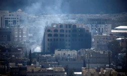 De la fumée s'échappe d'un bâtiment de la capitale yéménite Sanaa, le 3 décembre 2017