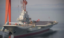 Le porte-avion chinois Liaoning accoste au port martime de Dalian au nord-est de la Chine le 6 juillet 2014