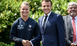 La capitaine des Bleues Amandine Henry serre la main  du président Emmanuel Macron en visite au centre d'entraînement de Clairefontaine, le 4 juin 2019   