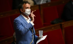Le député Francois-Michel Lambert brandit un joint à l'Assemblée le 4 mai 2021 pour défendre la légalisation du cannabis proposée par une mission parlementaire