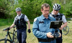 Un policier aux frontiÚres fait une démonstration avec un drone de surveillance qui traque les contrevenants au confinement, depuis un espace vert à Metz, le 24 avril 2020