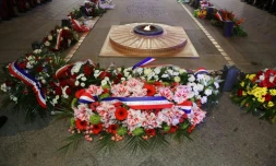 La tombe du soldat inconnu sous l'Arc de Triomphe à Paris, le 9 novembre 2018