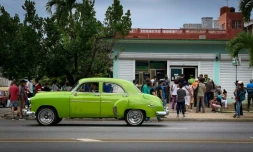 Des Cubains font la queue devant une banque, le 4 janvier 2021 à La Havane
