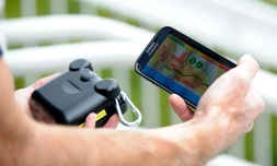 Un microcapteur de pollution de l'air connecté à un téléphone à Grenoble le 9 mai 2016