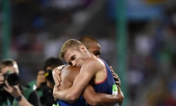 L'Américain Ashton Eaton (g) champion olympique du décathlon et le Français Kevin Mayer, médaillé d'argent, le 18 août 2016 aux JO de Rio