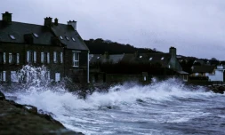 Fortes vagues et vents violents le long de la cote nord-ouest de la France au Becquet, le 27 décembre 2020