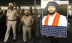 Un avis de recherche du chef séparatiste sikh Amritpal Singh dans une gare d'Amritsar, au Pendjab, le 13 avril 2023