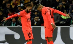 Kylian Mbappé et Neymar fêtent le but du premier dans le large succès du PSG contre Saint-Etienne à Geoffroy-Guichard, le 15 décembre 2019