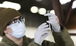 Un infirmier de la garde nationale amĂ©ricaine s'apprĂȘte Ă vacciner un patient dans un centre de vaccination de masse Ă Ridgefield, dans l'Etat de Washington, le 26 janvier 2021