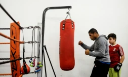 Depuis qu'il a perdu la vue Jorge Pina, l'ancien champion amateur des poids moyens, montre des enchaînements de boxe à des enfants défavorisés de Lisbonne. A la fondation Jorge Pina, le 22 février 2017