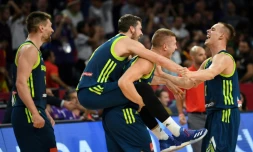 Les joueurs slovènes exultent après leur qualification en finale de l'Euro de basket au détriment de l'Espagne, le 14 septembre 2017 à Istanbul