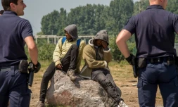Des policiers surveillent des migrants à Calais, le 1er juin 2017