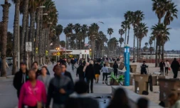 Des promeneurs le long de la plage à Santa Monica, le 19 mars 2020, 20 minutes après l'annonce du confinement par le gouverneur de Californie