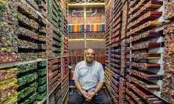 Photo prise le 22 mai 2023 montrant Mohammad Rafi, un vendeur de crayons de couleurs dans son magasin, dans le grand bazar de Téhéran