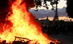 Un incendie Ă Paris le jour des manifestations "contre la vie chĂšre", avec la tour Eiffel en arriĂšre-plan, le 17 octobre 2026