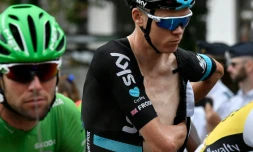 Le Britannique Chris Froome (Sky) ajuste son maillot lors de la 8e étape du Tour de France, le 9 juillet 2016 à Pau