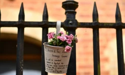 Des fleurs en hommage aux victimes sont accrochées à une grille le 21 juin 2020 à Reading, ville à une soixantaine de km de Londres, près d'un parc où s'est produite la veille une attaque meurtrière au couteau 