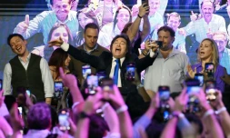 Le prĂ©sident argentin Javier Milei (centre), fĂȘte sa victoire aux lĂ©gislatives de mi-mandat, le 26 octobre 2025 Ă Buenos Aires