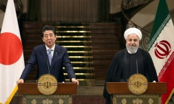 Le président iranien Hassan Rohani (d) et le Premier ministre japonais Shinzo Abe lors d'une conférence de presse commune, le 12 juin 2019 à Téhéran