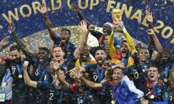 Les Bleus posent avec le trophée après avoir battu les Croates en finale du Mondial, le 15 avril 2018 au stade Loujniki à Moscou