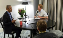 Photo non-datée diffusée par Kensington Palace le 17 décembre 2017 du prince Harry qui interviewe l'ex-président américain Barack Obama