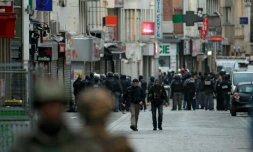 Des policiers dans une rue de Saint-Denis lors d'une opération antiterroriste contre des hommes retranchés dans un appartement, en lien avec les attentats de Paris, le 18 novembre 2015