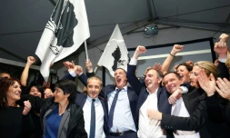 Les candidats pour le parti nationaliste corse Pe a Corsica Jean Guy Talamoni (4eG) et Gilles Simeoni (5eD) célèbrent leur triomphe électoral le 10 décembre 2017