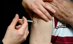 Une centaine de médecins demandent au gouvernement de rendre la vaccination contre le Covid-19 obligatoire pour les soignants des hopitaux et des Ehpad