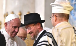 Le pape François arrive à la synagogue de Rome le 17 janvier 2016