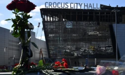 Des fleurs déposées devant le Crocus City Hall, cible d'un attentat meurtriÚre, le 25 mars 2024 à Krasnogorsk, dans la banlieue de Moscou