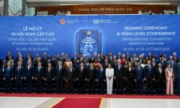 Les délégués posent pour la signature du premier traité des Nations Unies visant la cybercriminalité à Hanoï le 25 octobre 2025.