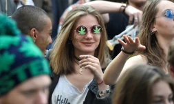 Plusieurs centaines de partisans de la dépénalisation du cannabis ont défilé à Paris, le 29 avril 2017 à l'occasion de 16e marche annuelle